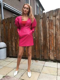 Tipi schoenen van Yoox met roze leren jurk van Revolve