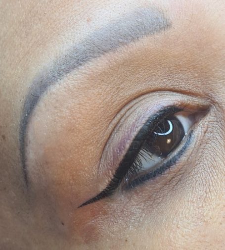 Een permanente make-up van de eyeliner laat je ogen spreken